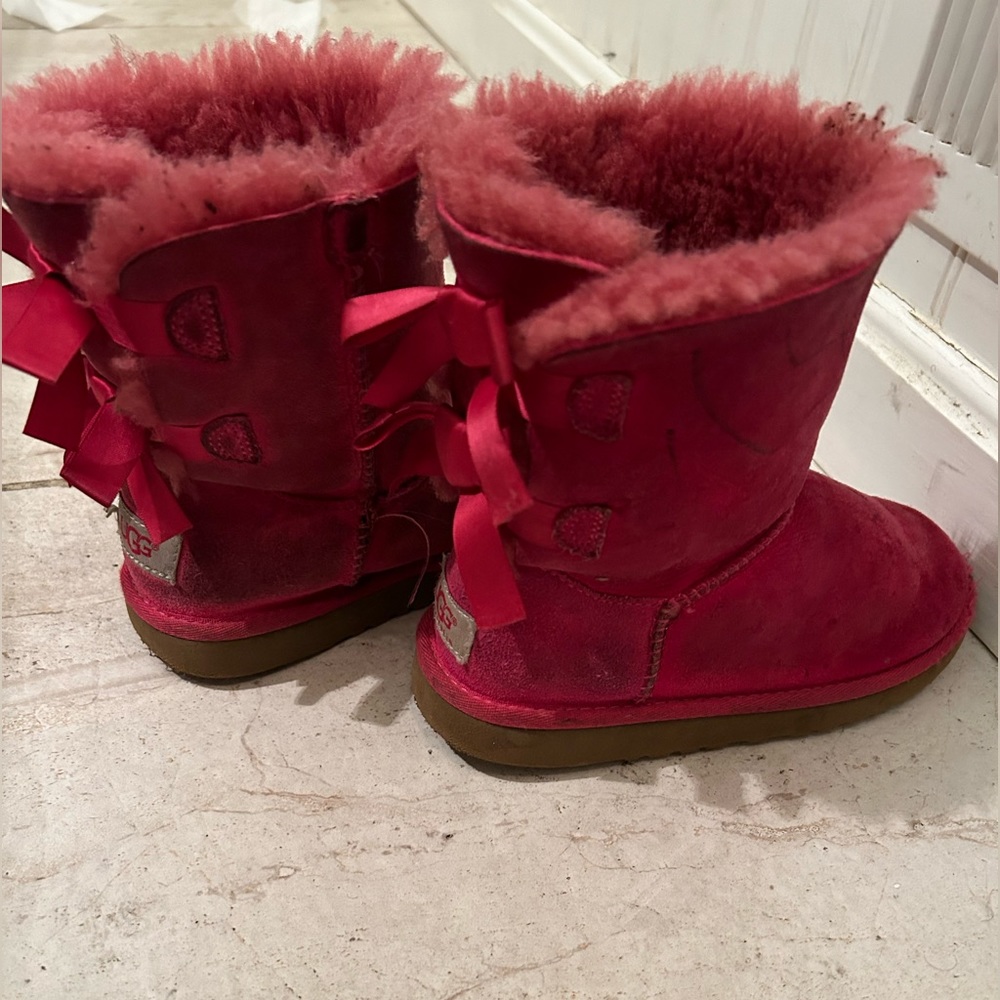 Kids winter boots size 1. Worn but lots of life left.